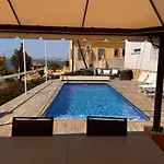 With Private Pool, Only 7 Min To The