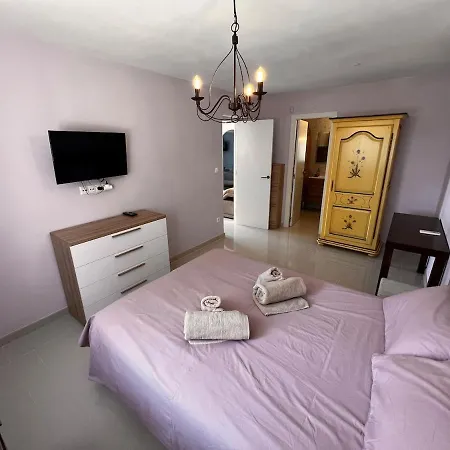 With Private Pool, Only 7 Min To The